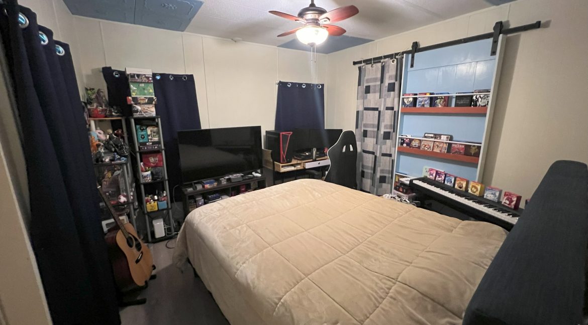 13 Centre Dr 071