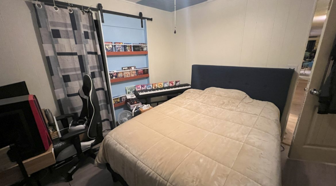 13 Centre Dr 072