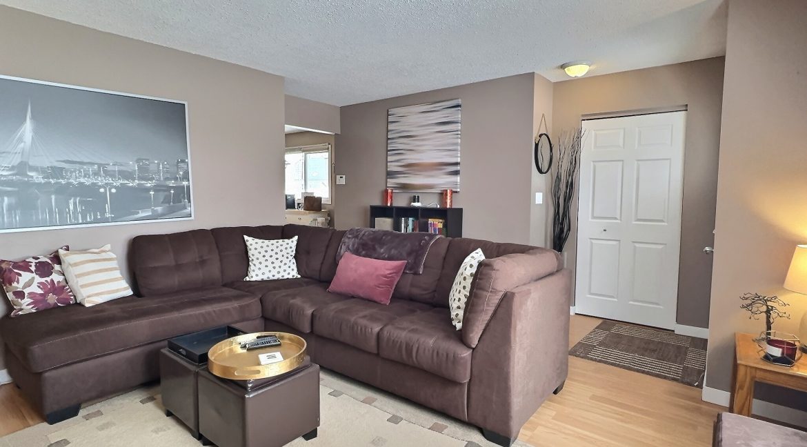 860 McMeans_family room 3