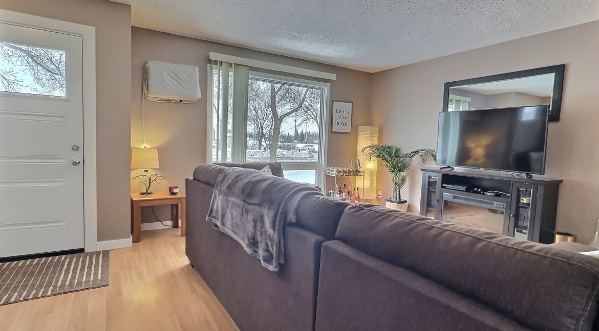 860 McMeans_family room 4